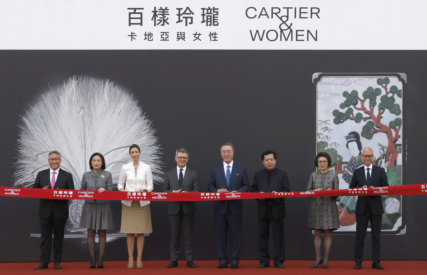 一众主礼嘉宾今天于香港故宫文化博物馆出席“百样玲珑──卡地亚与女性”特别展览开幕典礼。